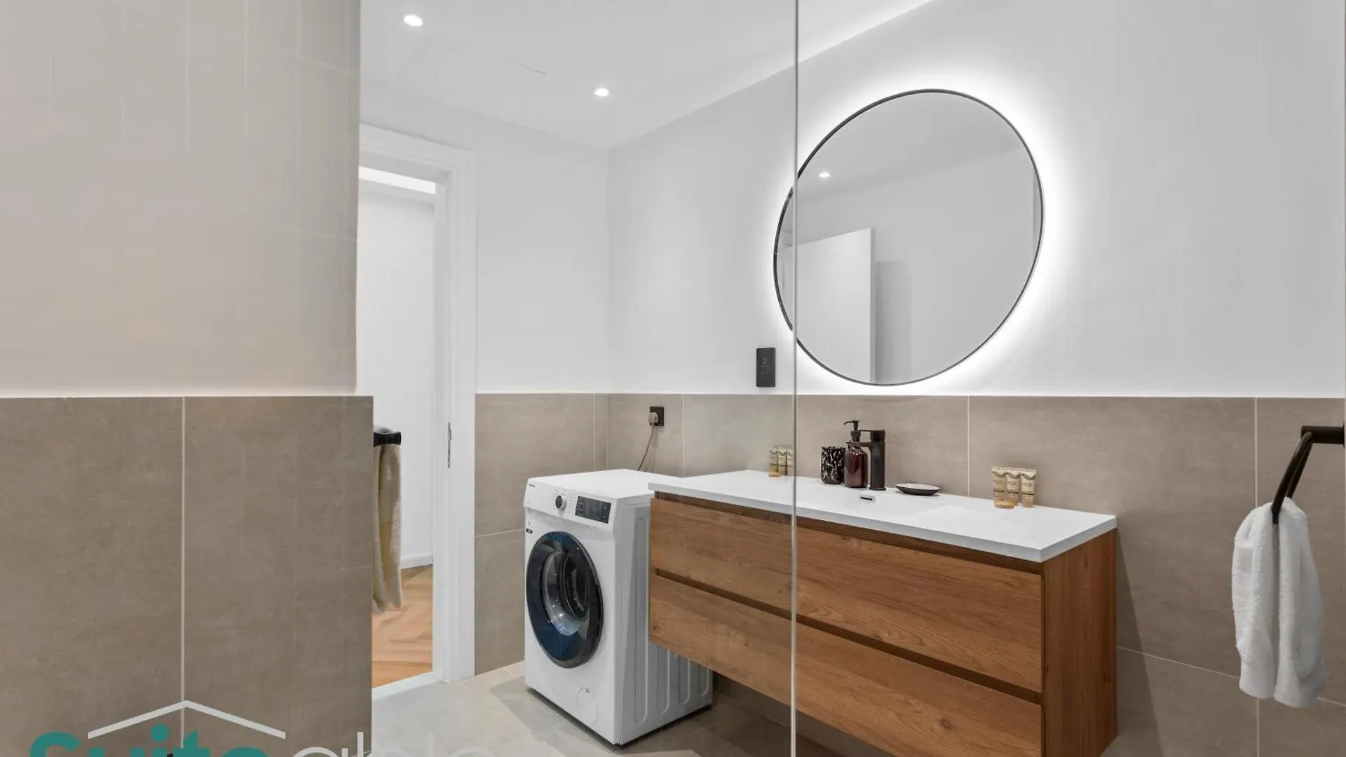 Appartement Spacious Refurbished Studio Steps Away From Metro Dubaï